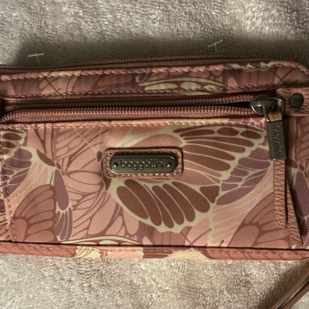 Baggallini zip around wallet BNWT pink
